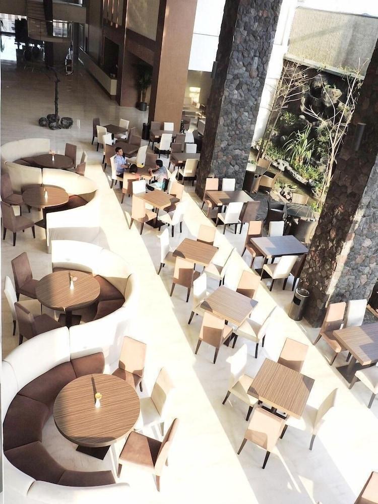 Ascent Premiere Hotel&Convention Malang Exterior foto